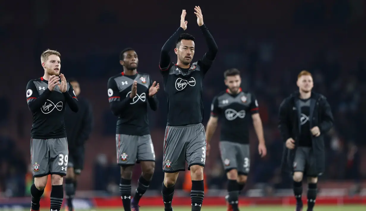 Pemain  Southampton, Maya Yoshida dan rekan-rekannya merayakan kemenangan 2-0 saat melawan Arsenal pada laga Piala Liga Inggris 2016-2017 di Emirates Stadium, (30/11/2016). (Reuters/Stefan Wermuth) 
