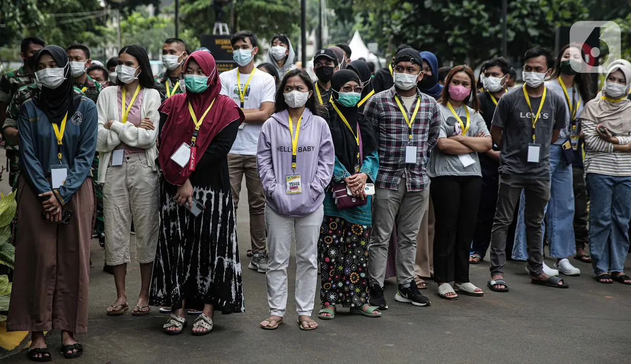Pelepasan salah satu tenaga kesehatan yang meninggal akibat terpapar COVID-19 di RSDC Wisma Atlet, Jakarta, Rabu (23/2/2022). Pelepasan jenazah Tiur Octavia yang meninggal setelah dirawat di RS Persahabatan dihadiri ratusan rekan tenaga kesehatan RSDC. (Liputan6.com/Faizal Fanani)