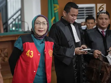 Terdakwa kasus dugaan penyebaran berita bohong, Ratna Sarumpaet saat menjalani sidang lanjutan di PN Jakarta Selatan, Selasa (19/3). Sidang Ratna Sarumpaet mengagendakan pembacaan putusan sela. (Liputan6.com/Faizal Fanani)