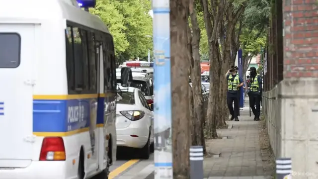 Polisi berpatroli di sekitar SMA Songchon di Daejeon, Korea Selatan, 4 Agustus 2023, dekat lokasi penikaman. (Kang Soo-hwan/Yonhap via AP)