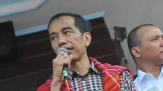 Capres Jokowi menyambangi lokasi pengungsian warga terdampak erupsi Gunung Sinabung, Sumatra utara, Selasa (10/6/2014) (Liputan6.com/Herman Zakharia)