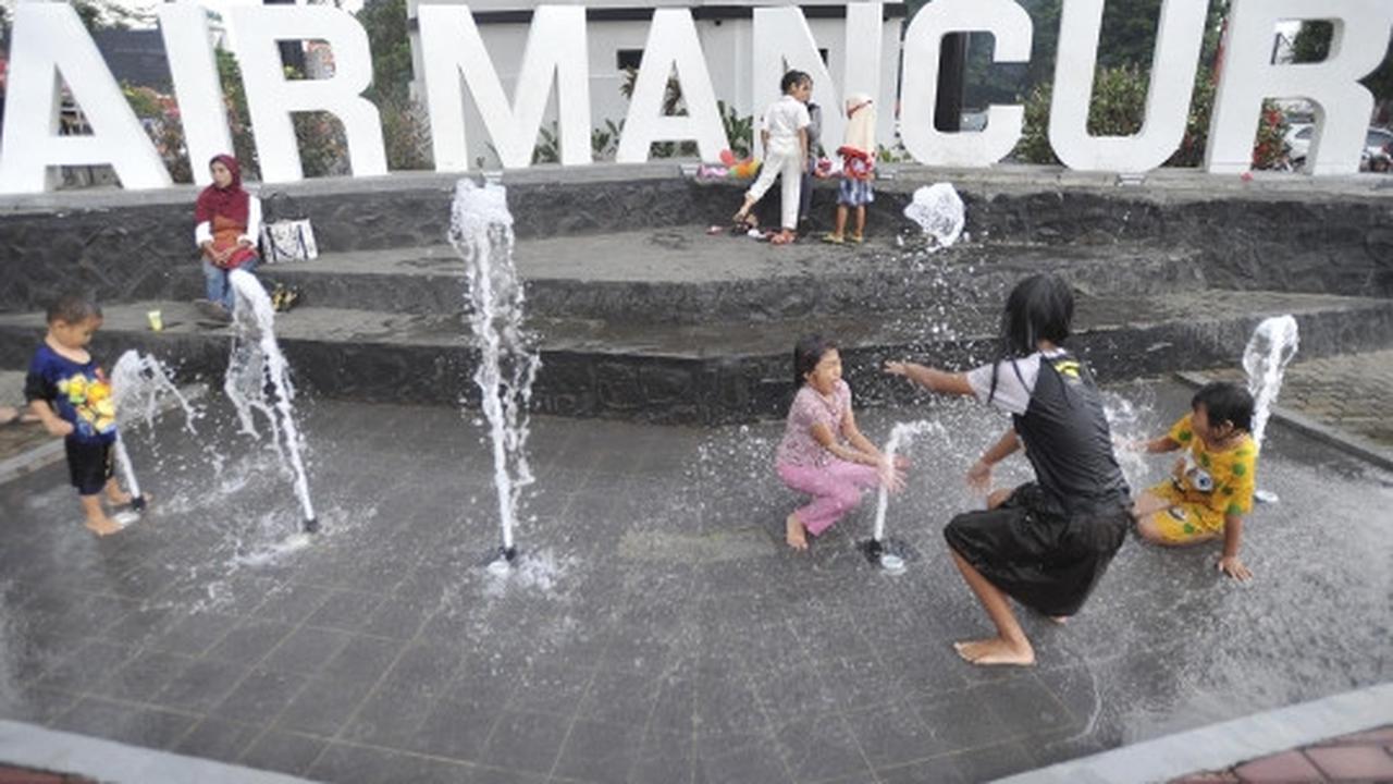 Kegembiraan anak-anak ngabuburit di Taman Air Mancur Bogor