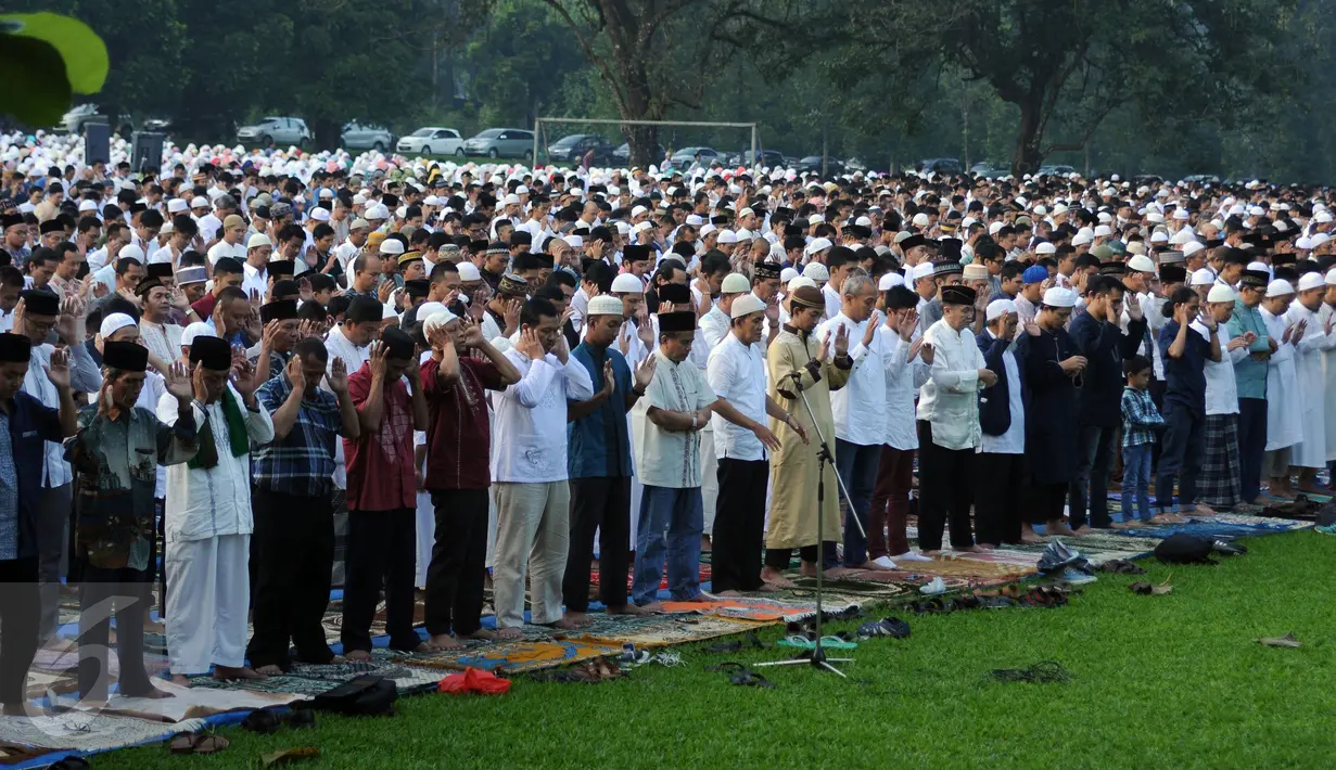 Ribuan umat muslim melaksanakan Salat Idul Fitri 1437 H di Kebun Raya Bogor, Rabu (6/7). Tahun ini merupakan yang kedua kali Pemkot Bogor menyelenggarakan Salat Id yang dipusatkan di Kebun Raya. (Liputan6.com/Helmi Fithriansyah)