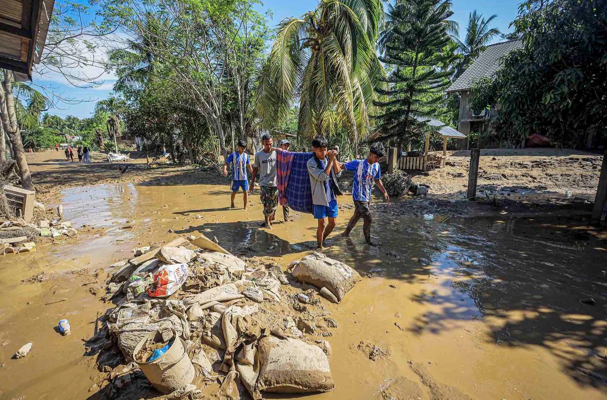 FOTO: Beratnya Evakuasi Korban Banjir Bandang di Bireuen, Aceh