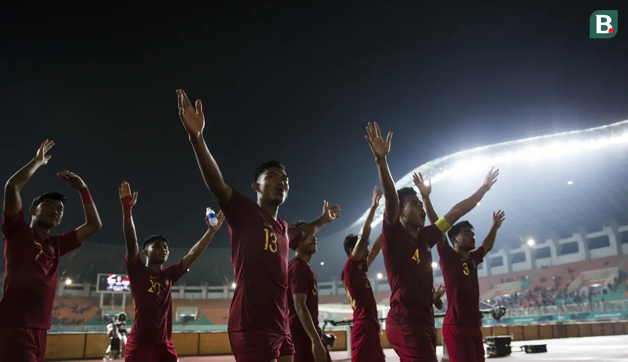 Para pemain Timnas Indonesia menyapa suporter usai melawan Thailand pada laga PSSI 88th U-19 di Stadion Pakansari, Jawa Barat, Minggu (23/9/2018). Kedua negara bermain imbang 2-2. (Bola.com/Vitalis Yogi Trisna)