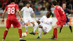 Striker Liverpool, Christian Benteke, dilanggar pemain Rubin Kazan dalam lanjutan Grup B Liga Europa di Stadion Kazan Arena, Rusia, Jumat (6/11/2015) dini hari WIB. (Action Images via Reuters/Henry Browne)