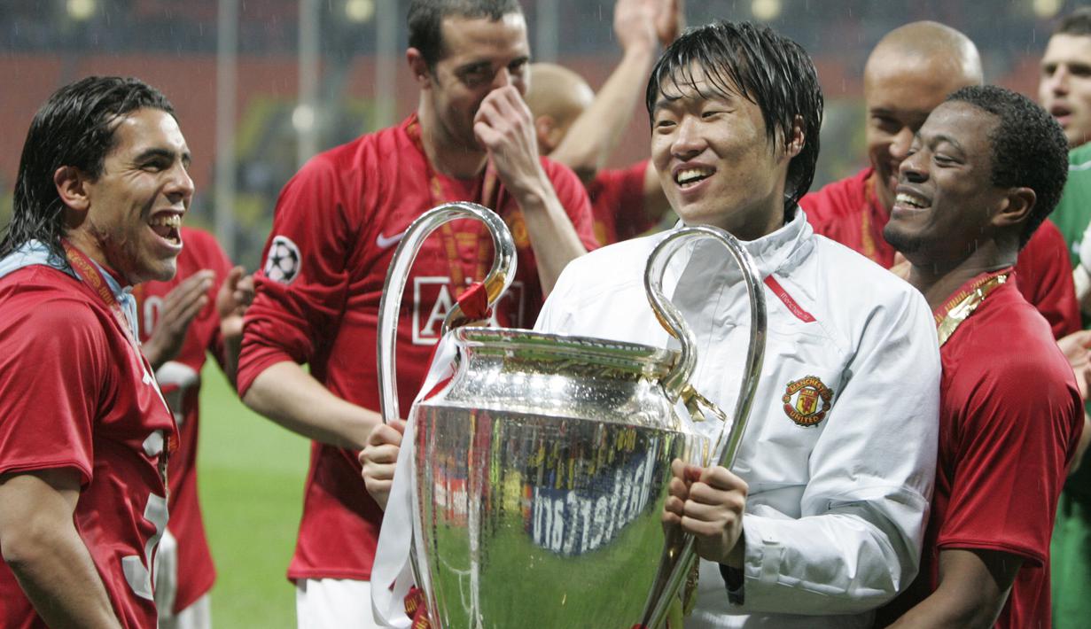 Park Ji Sung juga tercatat sebagai pemain Asia pertama yang mengangkat trofi Liga Champions. Park memainkan peran penting ketika Manchester United melawan Barcelona pada laga semi final Liga Champions 2008. (AFP/Paul Ellis)