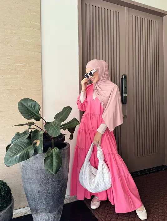 A-line dress dengan detail rok bertingkat seperti yang dikenakan Irish Bella satu ini bisa bikin ilusi tubuh lebih ramping. [@_irishbella_]