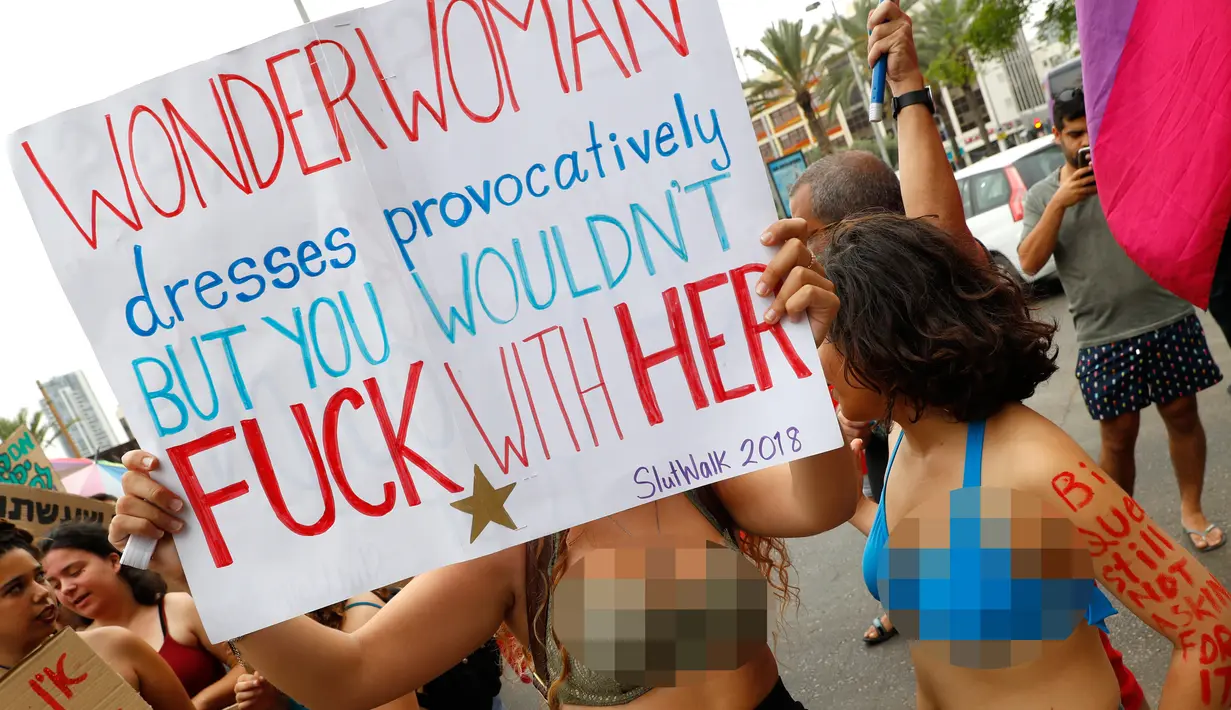 Sejumlah wanita peserta pawai "SlutWalk" tahunan berorasi di kota pantai Mediterania Israel Tel Aviv (4/5). Mereka memprotes budaya pemerkosaan dan pelecehan seksual yang ditujukan pada wanita. (AFP Photo/Jack Guez)