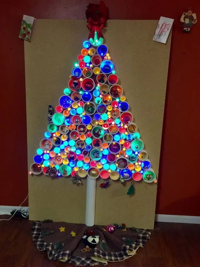 6 Pohon Natal Ini Dibuat Dari Barang Tak Terduga, Unik Banget
