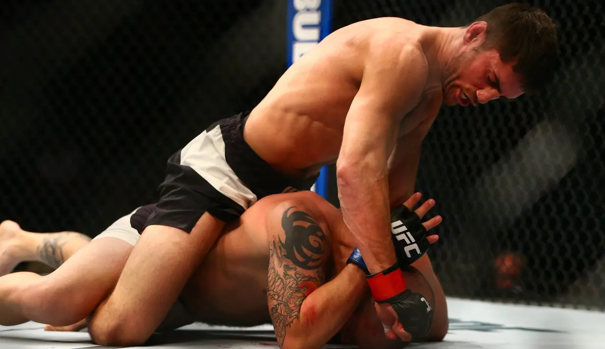 Pemain UFC Jason Saggo (atas) saat akan memukul lawannya Justin Salas pada pertandingan UFC 196 di MGM Grand Garden Arena, Las Vegas, (5/3). UFC adalah singkatan dari (ULTIMATE FIGHTING CHAMPIONSHIP). (Rebilas-USA TODAY Sports)