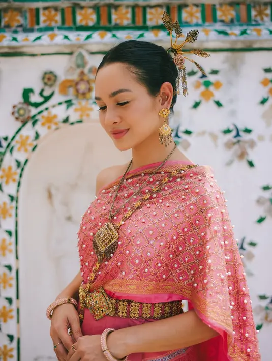 Penampilan Andien ini mendapat banyak pujian dari para penggemar dan pengikutnya di media sosial. Mereka memuji bagaimana Andien bisa memadukan busana tradisional dengan gaya yang modern dan tetap terlihat chic. Andien juga dinilai berhasil membawa keindahan budaya Thailand ke dalam dunia mode Indonesia, memperlihatkan betapa kayanya budaya Asia dengan cara yang stylish dan penuh makna. (Liputan6.com/IG/@andienaisyah)