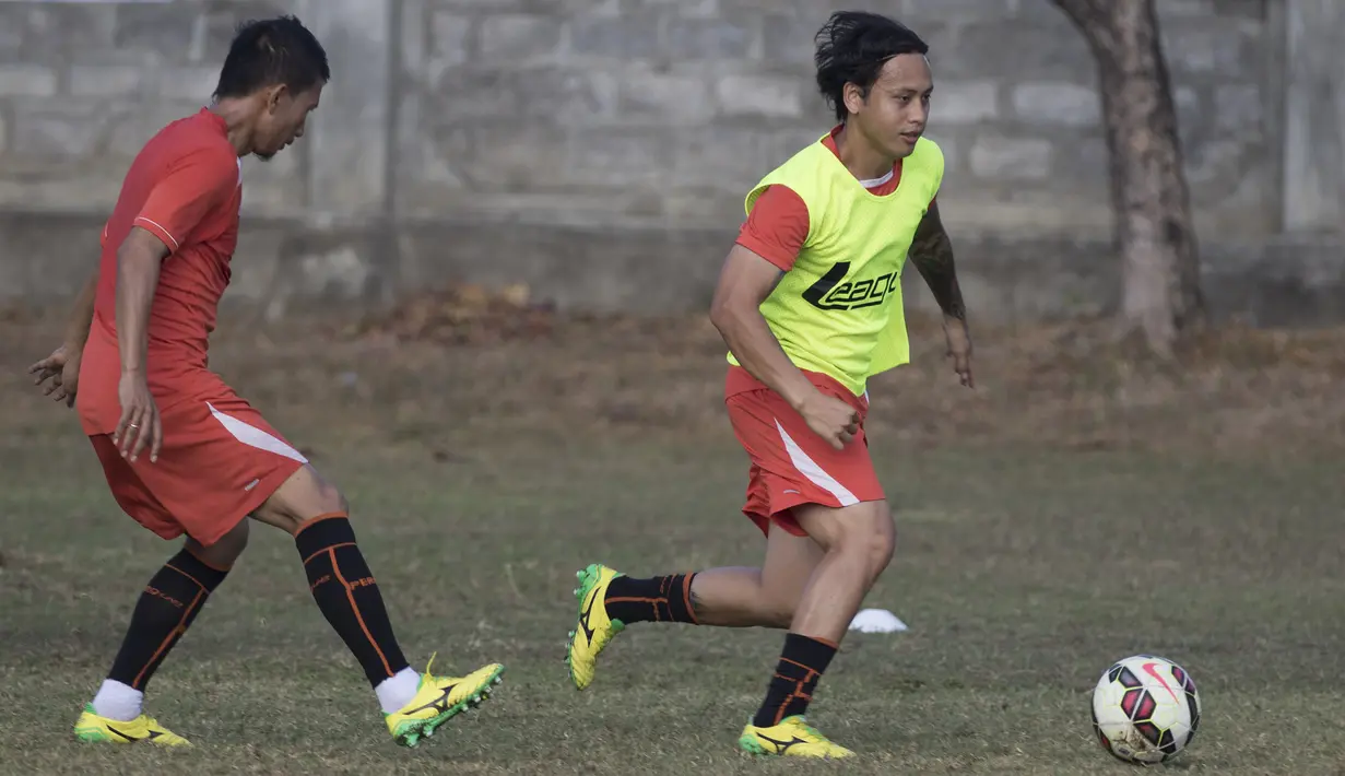 Pemain Persija, Mahadirga Lasut menggiring bola saat latihan jelang laga Piala Presiden melawan Persita di Lapangan Trisakti, Bali, Rabu (2/9/2015). (Bola.com/Vitalis Yogi Trisna) 