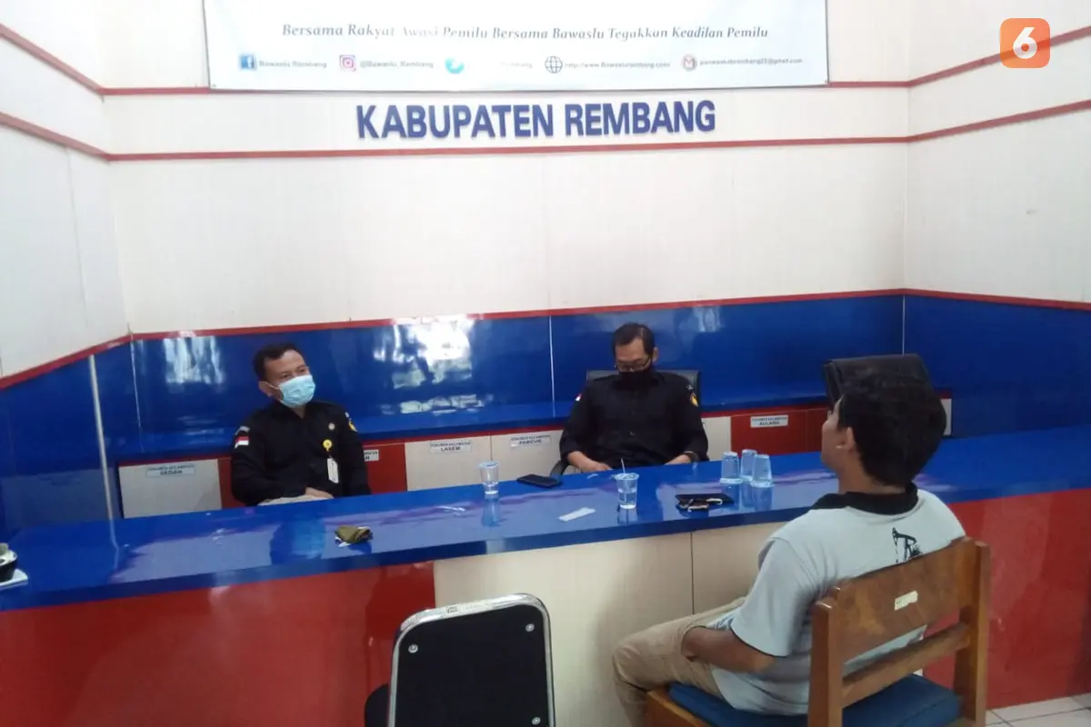 Bawaslu Kabupaten Rembang belum menggelar penertiban terkait stiker Paslon yang ditempel di kendaraan umum atau plat kuning yang berada di kota setempat (Liputan6.com/Ahmad Adirin)