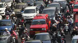 Kendaraan terjebak kemacetan di kawasan Tanjung Barat, Jakarta, (6/7). Meskipun masih suasana libur lebaran, Sejumlah ruas jalan di Jakarta tetap macet. (Liputan6.com/Immanuel Antonius)