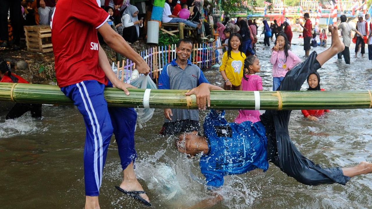Pada lomba gebuk bantal ini peserta tidak hanya dituntut untuk menjatuhkan lawan melainkan harus menjaga keseimbangan agar tidak terjatuh.