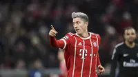 Striker Bayern Munchen, Robert Lewandowski, merayakan gol ke gawang PSG di ajang Liga Champions, di Allianz Arena, Rabu  (6/12/2017) dini hari WIB. (AP/Andreas Gebert).