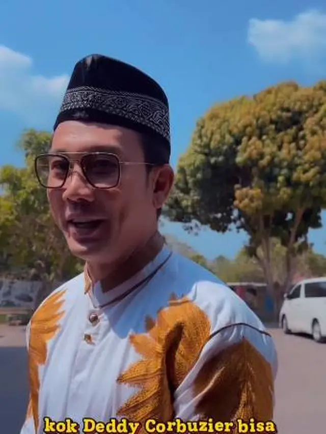 Pakai Peci dan Baju Koko, Ini 7 Momen Denny Sumargo Berkunjung ke Pesantren Gus Miftah