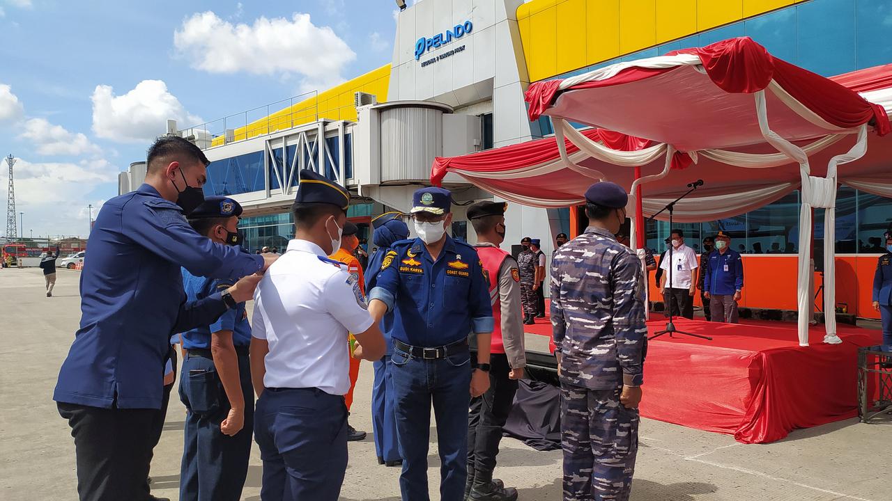 Menteri Perhubungan (Menhub) Budi Karya Sumadi memimpin Apel Bersama Kesiapan moda transportasi jelang Natal 2020 dan Tahun Baru 2021, di Terminal Penumpang Nusantara Pura, Pelabuhan Tanjung Priok, Jakarta Utara, Minggu (12/12/2021).