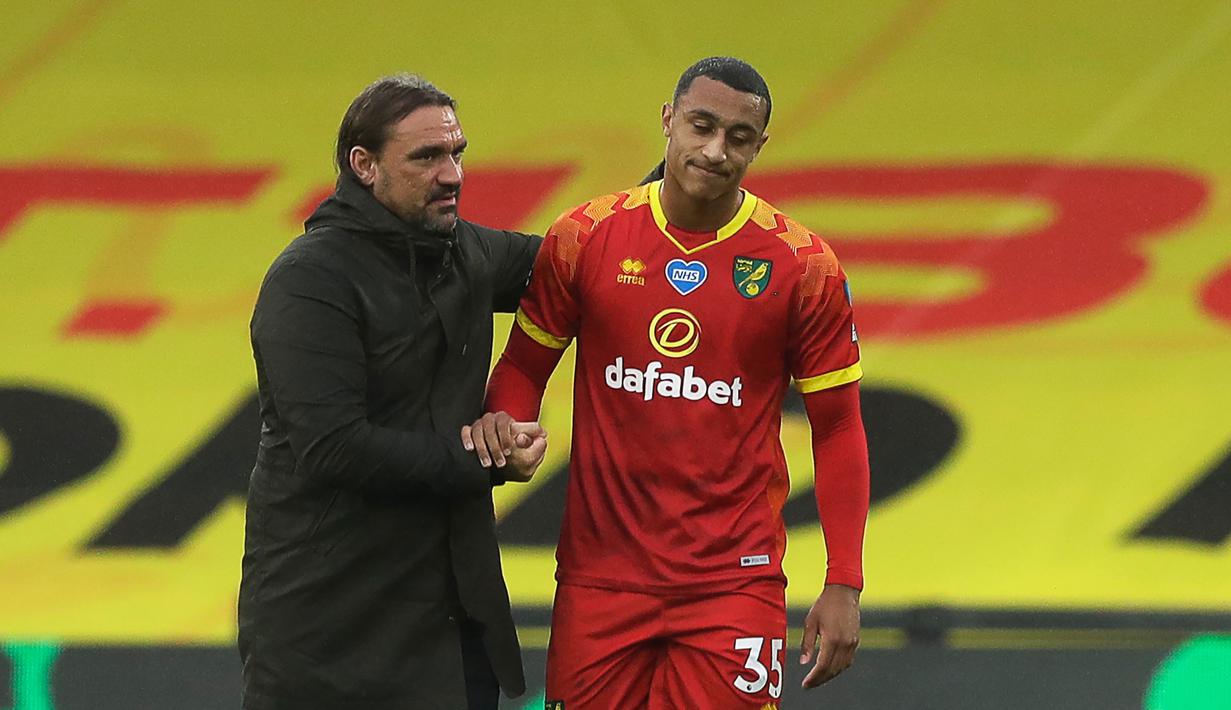 Pelatih Norwich City, Daniel Farke, menyemangati pemainnya usai dikalahkan Watford pada laga lanjutan ke-34 di Stadion Vicarage Road, Rabu (8/7/2020) dini hari WIB. Watford menang 2-1 atas Norwich City. (AFP/Matt Dunham/various sources)