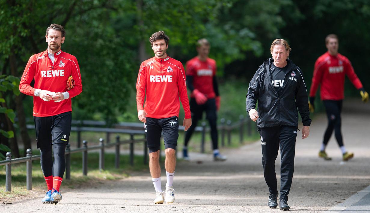 Pemain FC Koeln saat sesi latihan, Selasa (5/5/2020). Sejumlah klub liga Jerman kembali menggelar latihan jelang bergulirnya kembali Bundesliga. (AFP/Marius Becker)
