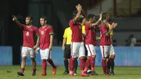 Para pemain Timnas Indonesia U-23 usai melawan Suriah U-23 pada laga persahabatan di Stadion Wibawa Mukti, Bekasi, Rabu (16/11/2017). Indonesia kalah 2-3. (Bola.com/NIcklas Hanoatubun)