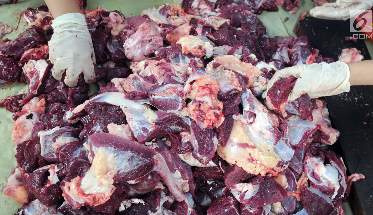 Penampakan daging kurban sebelum dibagikan ke warga sekitar Masjid  Al-Kahfi, Griya Pamulang 2, Tangerang Selatan, Banten, Rabu (22/8). Semarak Idul Adha 1439 H membuat warga gotong royong mendistribusikan daging kurban. (Merdeka.com/Dwi Narwoko)