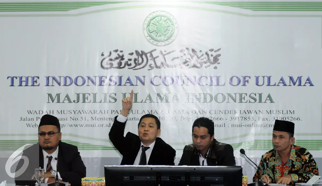 Koordinator Tim Advokasi Pandangan dan Sikap Keagamaan MUI, Ahmad Yani (kedua kiri) memberi keterangan usai pertemuan di Jakarta, Senin (14/11). Yani berharap pemerintah lebih cepat memproses kasus dugaan penistaan agama. (Liputan6.com/Helmi Fithriansyah)