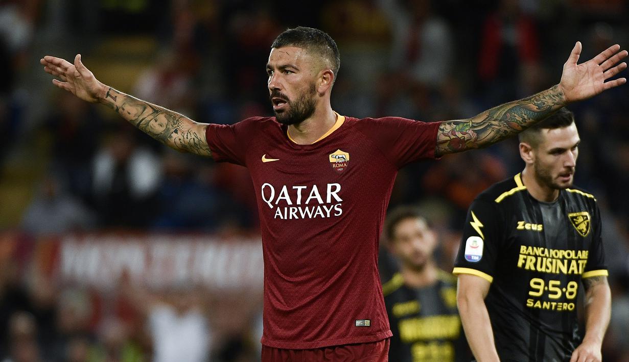 2. Aleksandar Kolarov. Gelandang Serbia yang dijuluki "Roberto carlos" ini mencetak 1 gol dari eksekusi tendangan bebas langsung untuk Manchester City pada musim 2016/2017 dan kemudian 7 gol untuk AS Roma di musim-musim berikutnya. Total 8 gol telah ia lesakkan. (AFP/Filippo Monteforte)