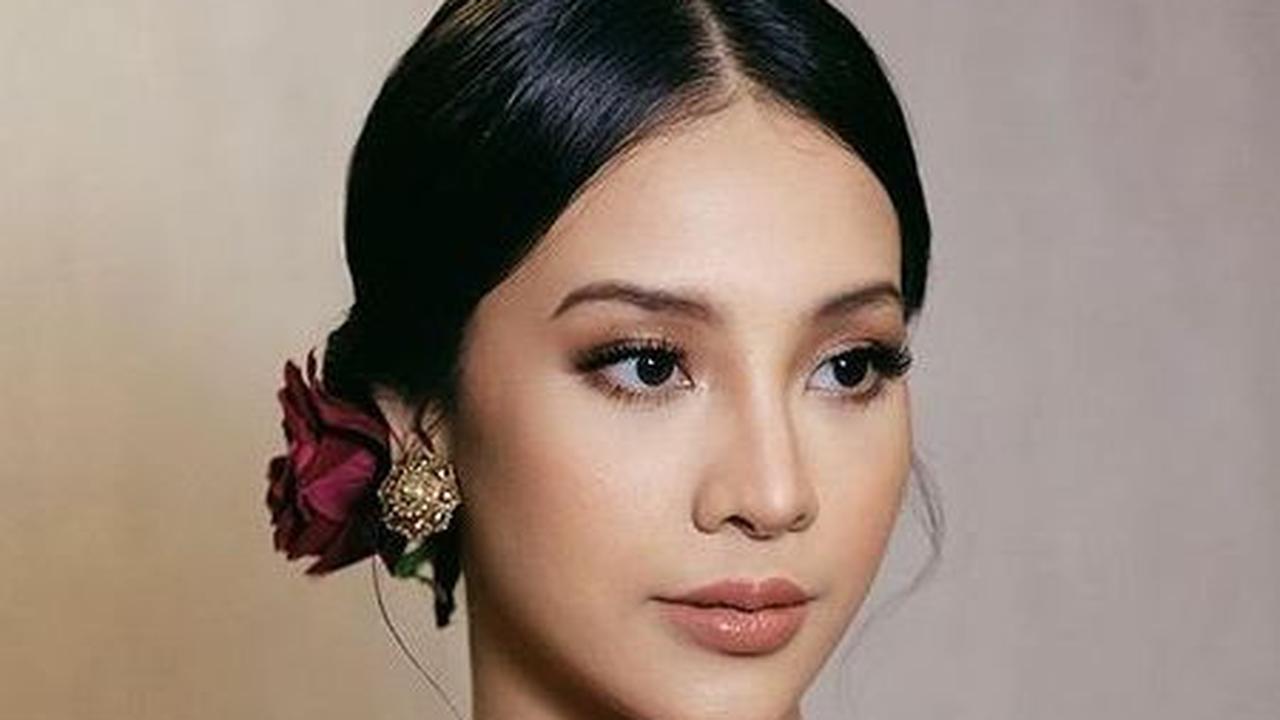 Tak ambil pusing, Anya memilih diam tak memberi keterangan perihal perubahan penampilan yang dinilai jadi lebih kurus.