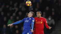  Penyerang Leicester City, Jamie Vardy (kiri) berebut bola udara dengan bek Liverpool, Joel Matip pada lanjutan Liga Inggris di stadion King Power, (28/2). Leicester City menang atas Liverpool dengan skor 3-1. (AFP Photo / Adrian Dennis)
