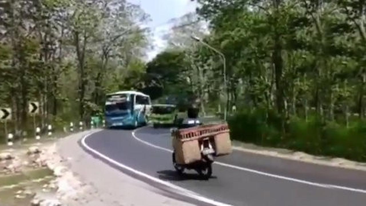 [Video] Bus nyetir ngawur di tikungan, nyaris 'sikat' motor