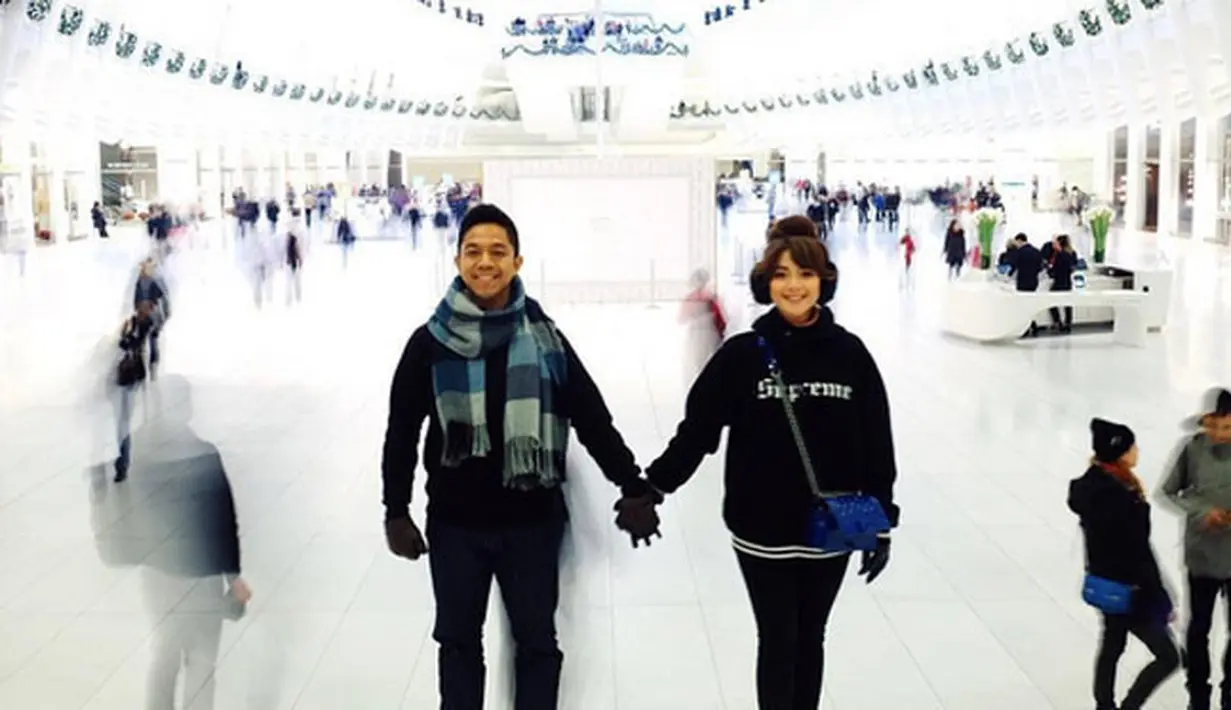 Sheza tak ragu dalam melangkahkan kakinya menuju gerbang pernikahan. Melihat prosesnya, Sheza dan Surya yang saling mengenal lewat perjodohan dan menjalani pacaran selama 11 bulan secara LDR. (Instagram/shezaidris)