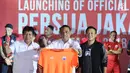 Wakapolri selaku Dewan Pembina Persija Komjen Pol Syafruddin (tengah) menerima kaus tim kandang Persija saat peluncuran di Jakarta, Jumat (2/2). Persija memperkenalkan tiga model kaus yang akan digunakan pada musim 2018. (Liputan6.com/Helmi Fithriansyah)