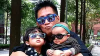 Sys NS bersama kedua cucunya [foto: instagram/sys_ns]