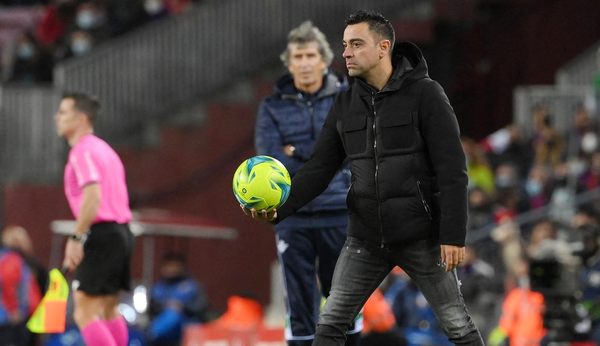 Xavi menyoroti kegagalan timnya untuk menghentikan serangan balik Real Betis yang akhirnya berbuah gol di menit-menit krusial babak kedua. (AFP/Lluis Gene)