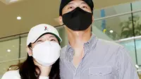 Son Ye Jin dan Hyun Bin pulang ke Korea Selatan setelah bulan madu di Los Angeles (LA), Amerika Serikat. (dok. Instagram @koreadispatch/https://www.instagram.com/p/Cc5Ce8vhbkS/)