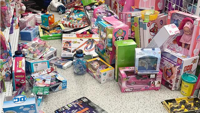 Musim Liburan Bikin Kacau, Wanita Ini Imbau Pembeli Bersikap Baik ke Karyawan Toko