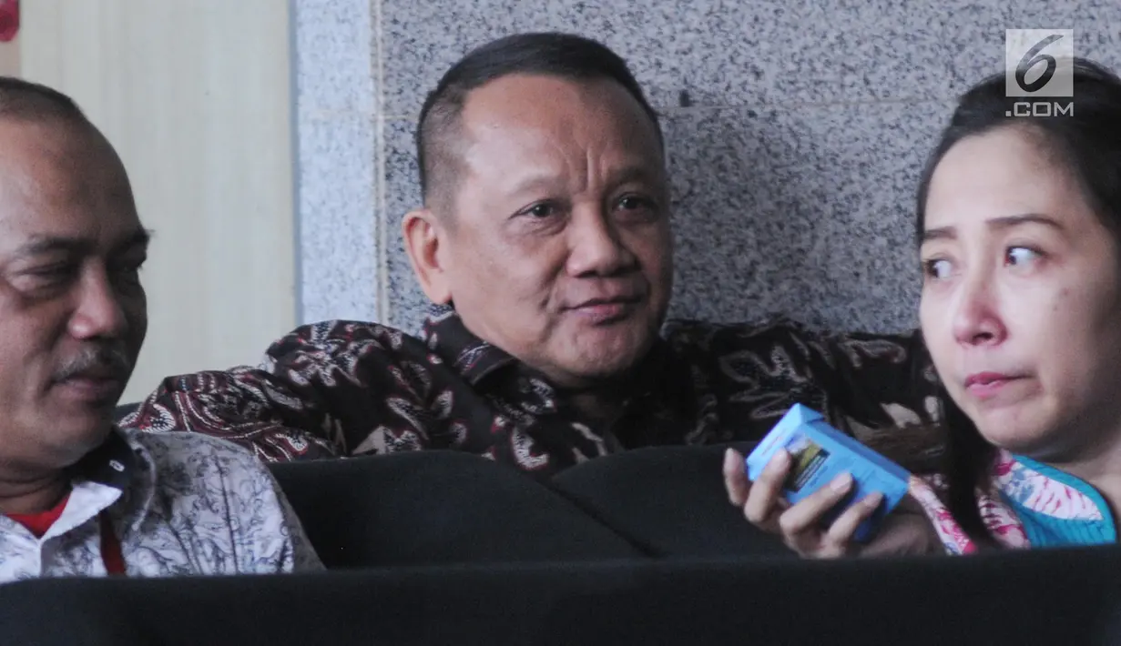Mantan Sekretaris Mahkamah Agung (MA) Nurhadi Abdurachman berada di ruang tunggu sebelum pemeriksaan di Gedung KPK, Jakarta, Selasa (6/11). Nurhadi diperiksa sebagai saksi untuk mantan petinggi Lippo Group, Eddy Sindoro. (Merdeka.com/Dwi Narwoko)
