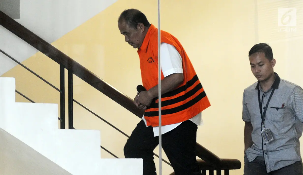 Kepala Dinas Pendidikan Kabupaten Cianjur Cecep Sobandi bersiap menjalani pemeriksaan lanjutan di gedung KPK, Jakarta, Kamis (10/1). Cecep diperiksa terkait gratifikasi atau suap DAK Pendidikan Kabupaten Cianjur TA 2018. (Merdeka.com/Dwi Narwoko)