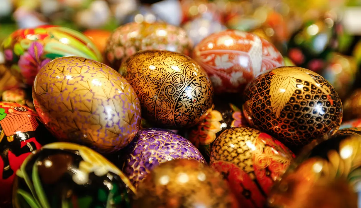 Sejumlah telur Paskah dipajang di sebuah toko di Old Town Square, Praha, Republik Ceko (23/3). Telur - telur tersebut diwarnai dan ditandai dengan corak yang indah untuk merayakan Paskah. (REUTERS/David W Cerny) 