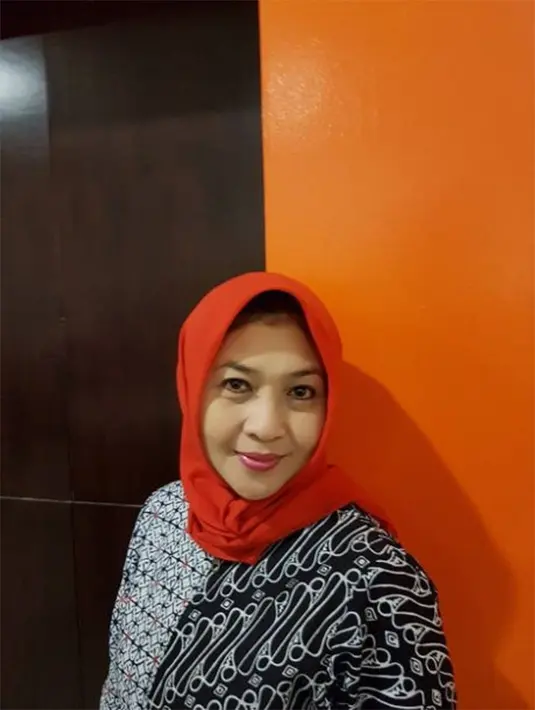 Pulang dari Jerman, Radian mengajak Dina untuk menikah. Bisa dipahami, karena saat itu Dina tak ada waktu untuk pacaran. Waktunya lebih banyak di lokasi syuting atau roadshow. (dok. Pribadi/Bintang.com)