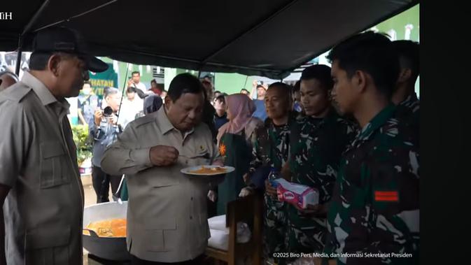 Momen Prabowo Makan Nasi Goreng di Posko Pengungsi Banjir Agam: Ini Menu Kalau Saya Datang Ya?