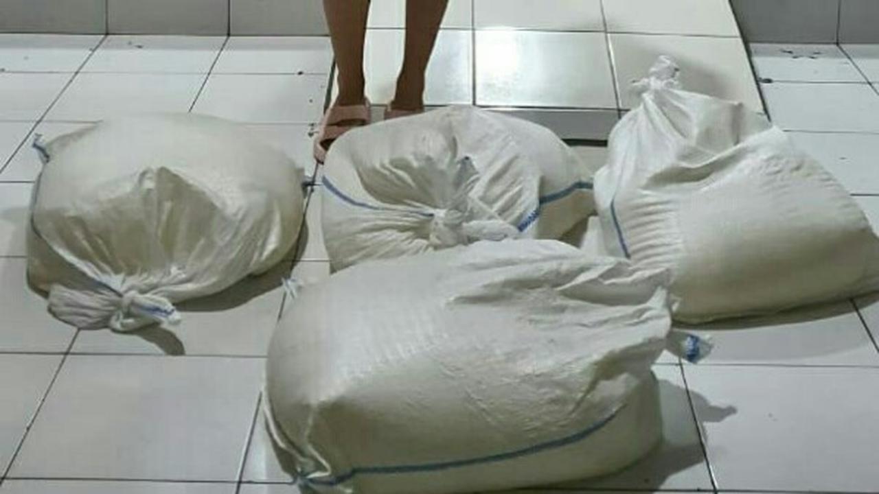 Barang bukti berupa miras jenis Cap Tikus yang diamankan polisi di Bitung.