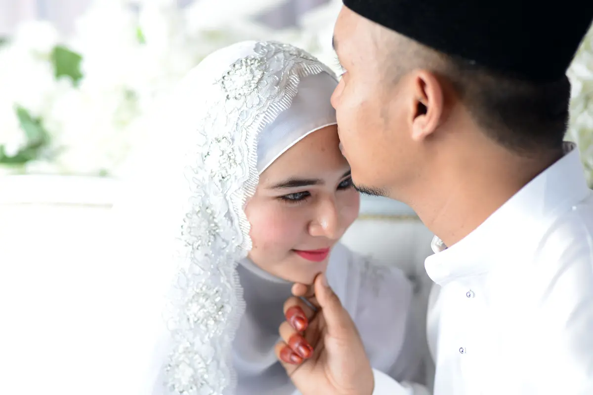 pasangan menikah