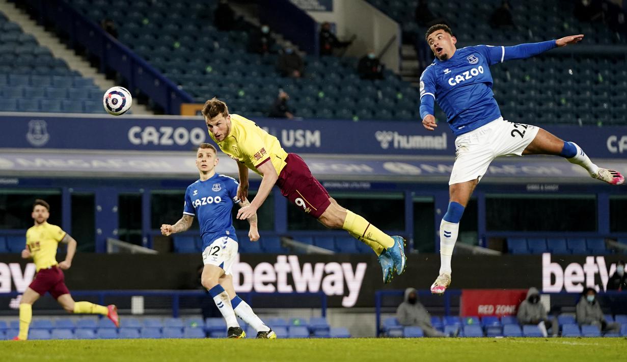 Pemain Burnley, Chris Wood, menyundul bola saat melawan Everton pada laga Liga Inggris di Stadion Goodison Park, Sabtu (13/3/2021). Burnley menang dengan skor 2-1. (AP Photo/Jon Super, Pool)