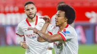 Pemeian Sevilla, Jules Kounde, melakukan selebrasi setelah melesakkan gol ke gawang Barcelona pada leg pertama semifinal Copa del Rey 2020/2021, Kamis (11/2/2021) dinihari WIB. (AP Photo/Angel Fernandez)