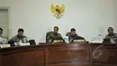 Presiden Jokowi (tengah) dan Wapres Jusuf Kalla (kedua kanan) memimpin rapat terbatas di Kantor Presiden, Jakarta, Kamis (2/4/2015). Rapat tersebut terkait persiapan pelaksanaan Konferensi Asia Afrika (KAA) (Liputan6.com/Faizal Fanani)