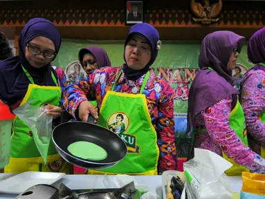 Ibu-ibu tampak antusias mengikuti lomba memasak kue tradisional di Kecamatan Makassar, Jakarta, Selasa (24/5). Gulaku gelar Jajanan Manis sebagai bentuk kepedulian terhadap pelestarian makanan tradisional. (Liputan6.com/Yoppy Renato)