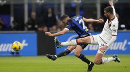 Pemain Inter Milan, Kristjan Asllani, mencetak gol ke gawang Genoa pada laga Liga Italia di Stadion Giuseppe Meazza, Selasa (5/3/2024). Dua gol Inter masing-masing diciptakan oleh Kristjan Asllani dan eksekusi penalti Alexis Sanchez. Genoa sempat memperkecil ketinggalan berkat aksi Johan Vasquez. (AP Photo/Luca Bruno)